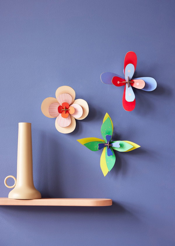 Wanddeko Papier 'Verspielte Blumenbastelei'