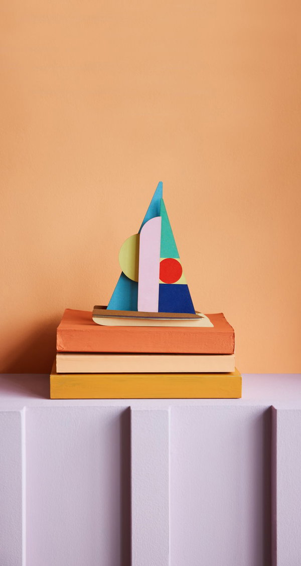 Papierskulptur 'Geometrisches Segelboot'