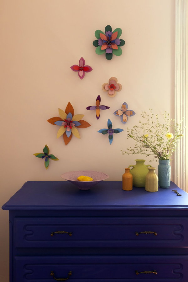 Wanddeko Papier 'Verspielte Blumenbastelei'