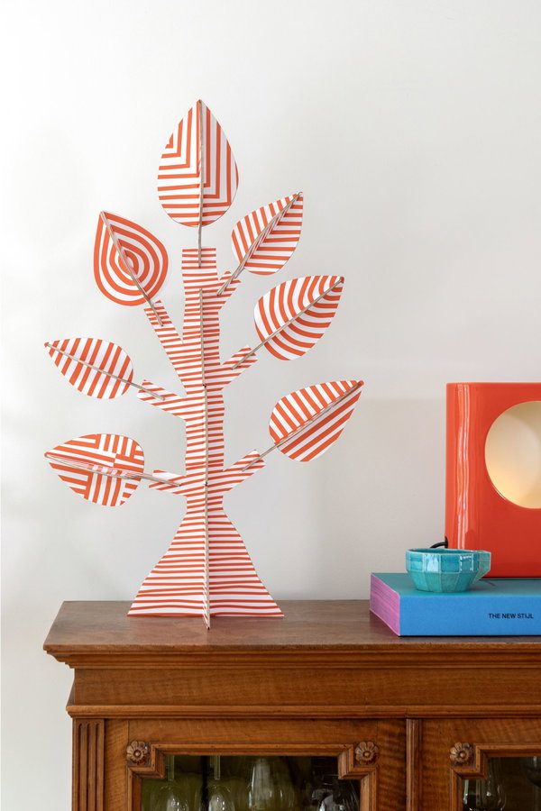 Papierskulptur 'Gestreifter Baum'