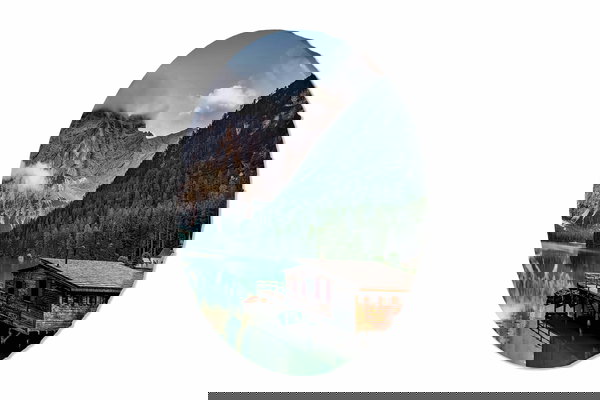 Tableau rond 'Lakehouse Calm'