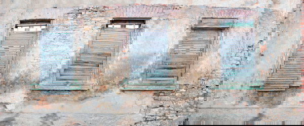 Behang 'Ruin Face 1' 600x250cm