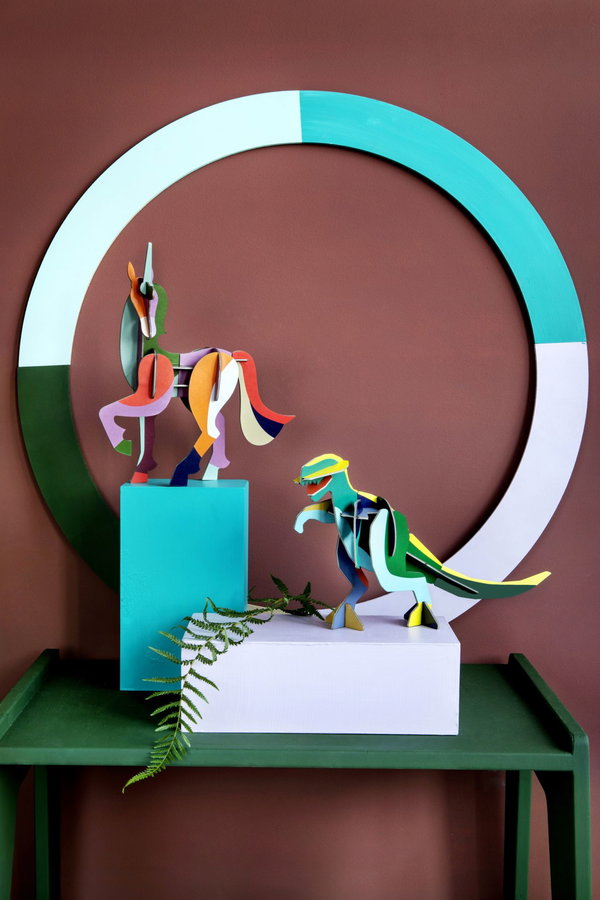Papierskulptur 'Leuchtender Dino'