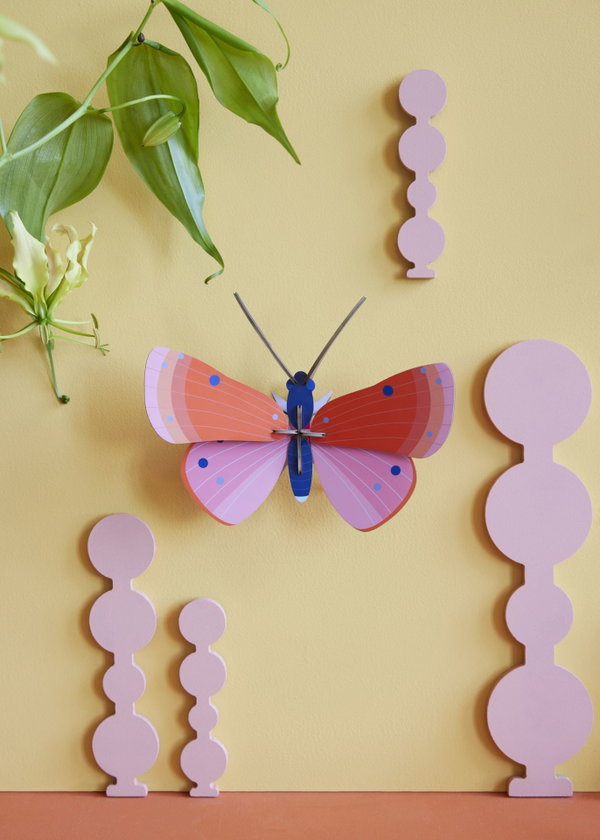 Wanddeko Papier 'Kräftiger Rubin-Schmetterling'