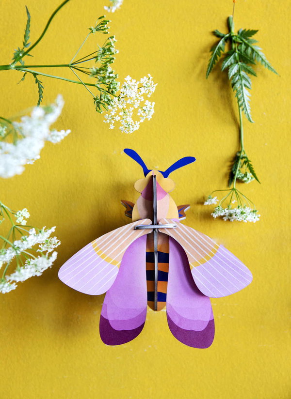Wanddeko Papier 'Rosenbiene'