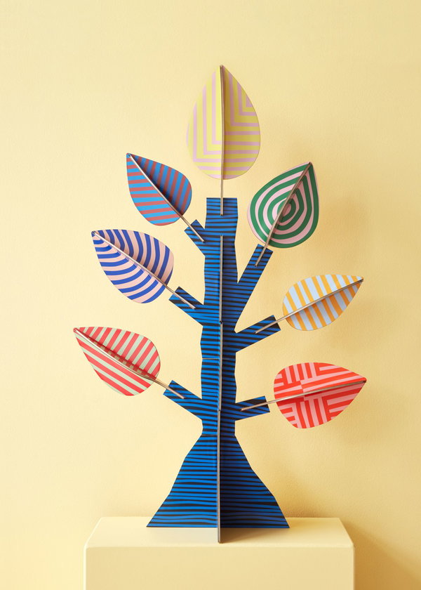 Papierskulptur 'Gestreifter Baum'