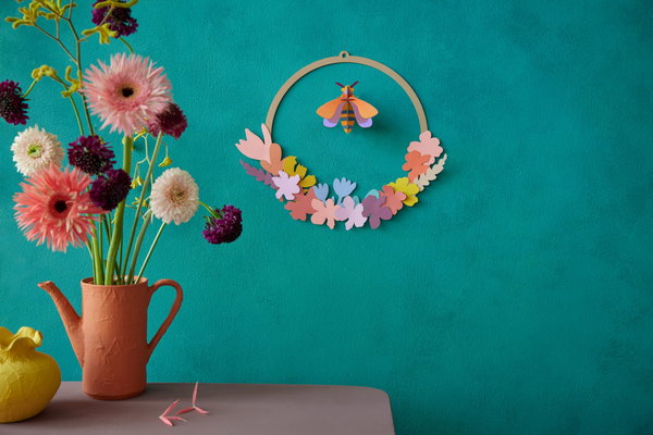Wanddeko Papier 'Bienen-Blumenkranz'