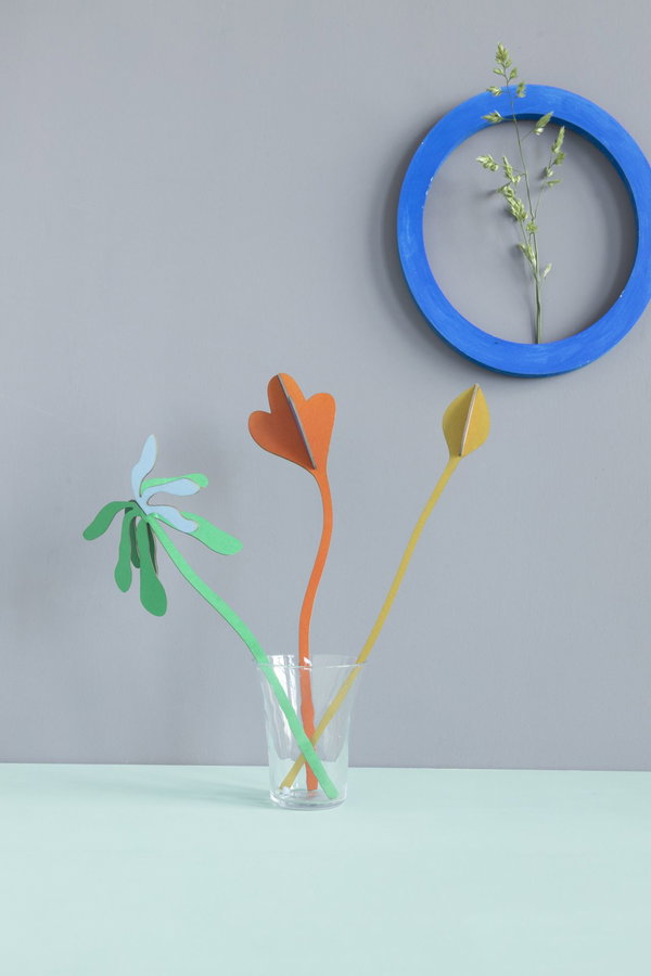 Papierskulptur 'Verspielte Papierstiele'