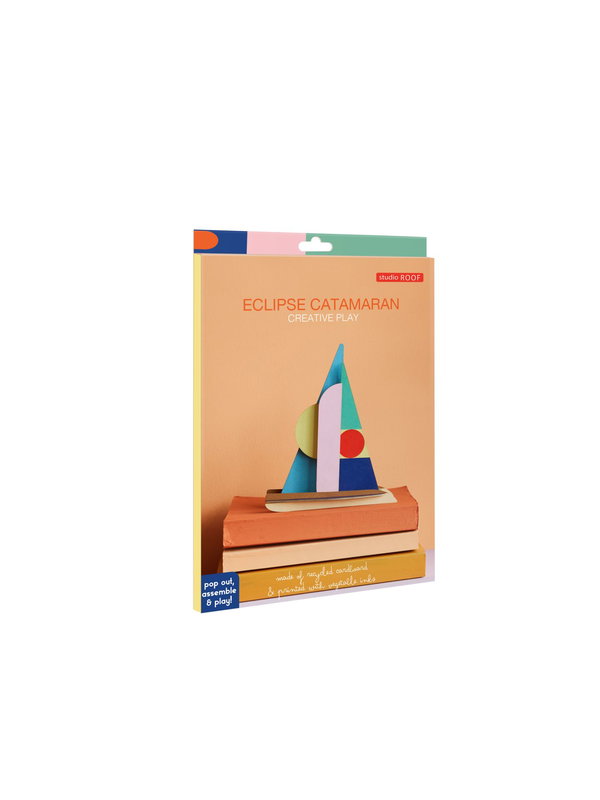 Papierskulptur 'Geometrisches Segelboot'
