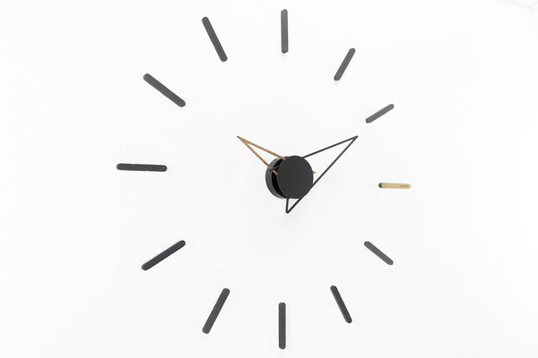 Minimalistische Wanduhr
