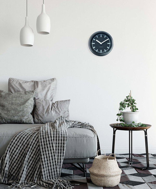 Zeitlose Wanddekoration und praktische Uhr in einem
