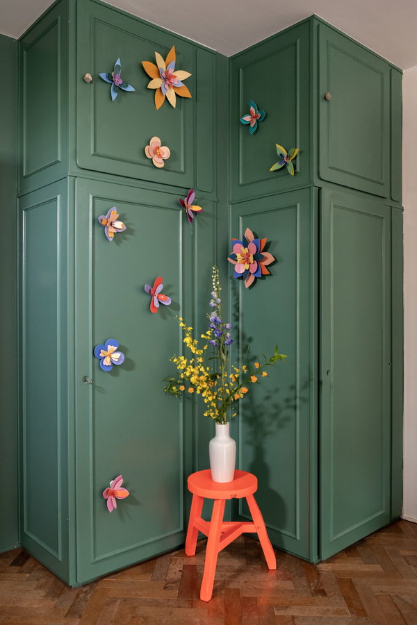 Wanddeko Papier 'Verspielte Blumenbastelei'
