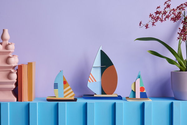 Papierskulptur 'Abstraktes Segelboot'