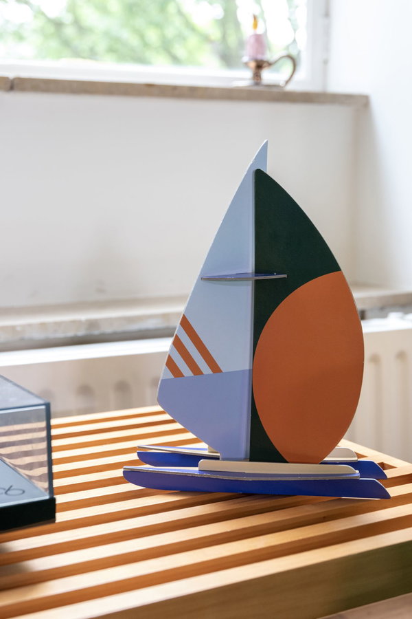 Papierskulptur 'Abstraktes Segelboot'