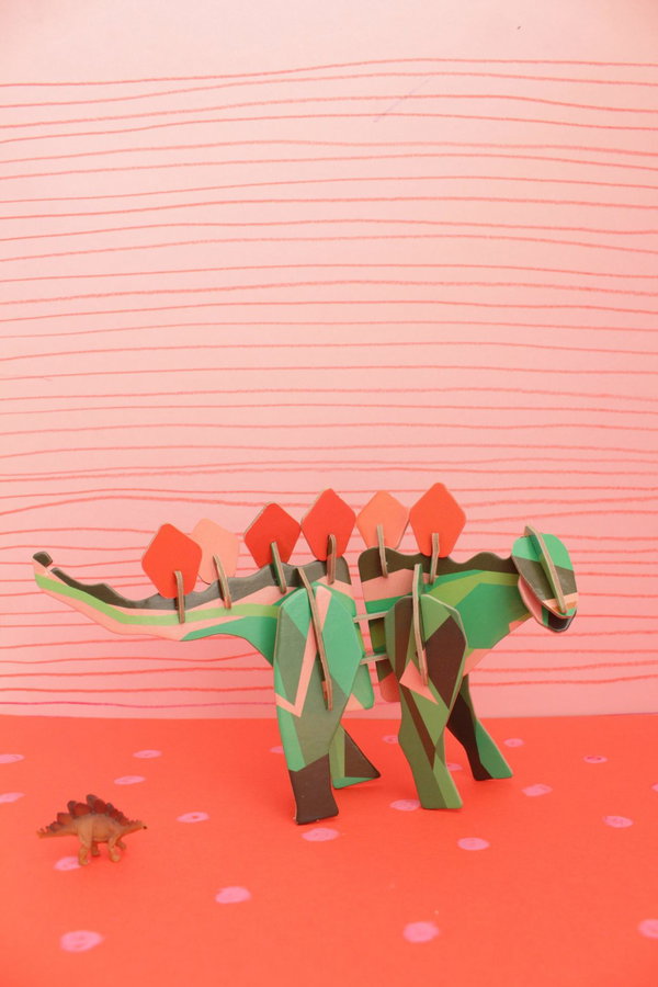 Sculture di carta 'Spiked Dino Decor'