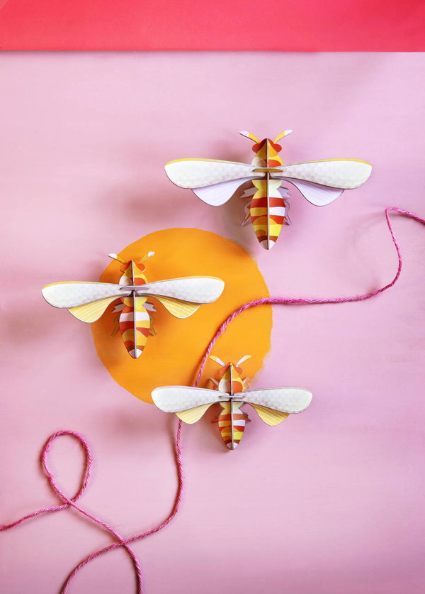 Scultura da parete in cartone 'Striped Bee Display'