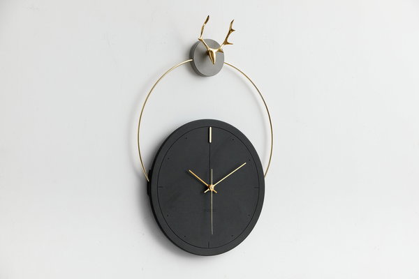 Minimalistische Wanduhr
