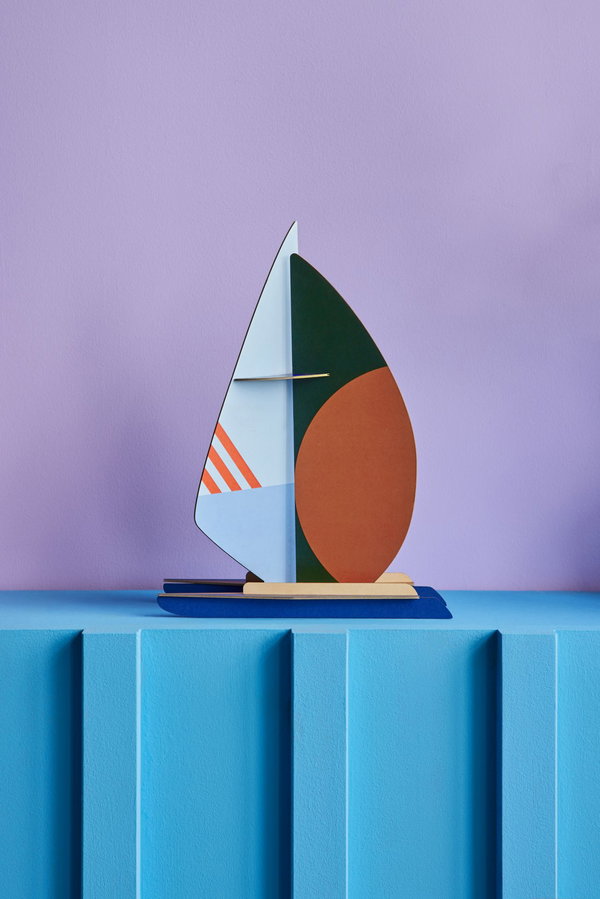 Papierskulptur 'Abstraktes Segelboot'