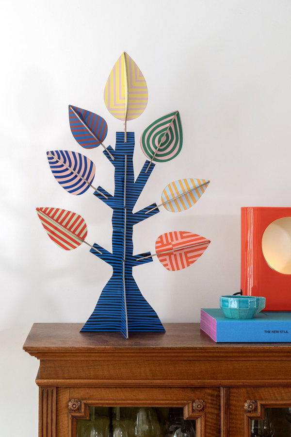 Papierskulptur 'Gestreifter Baum'