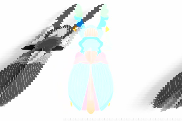 Sculptură de perete din carton 'Japanese Beetle Decor'