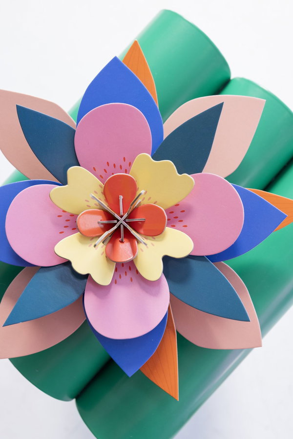 Wanddeko Papier 'Ausdrucksvolle Papierblüte'