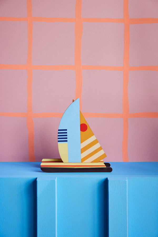 Papierskulptur 'Colocrimson-Segelboot'