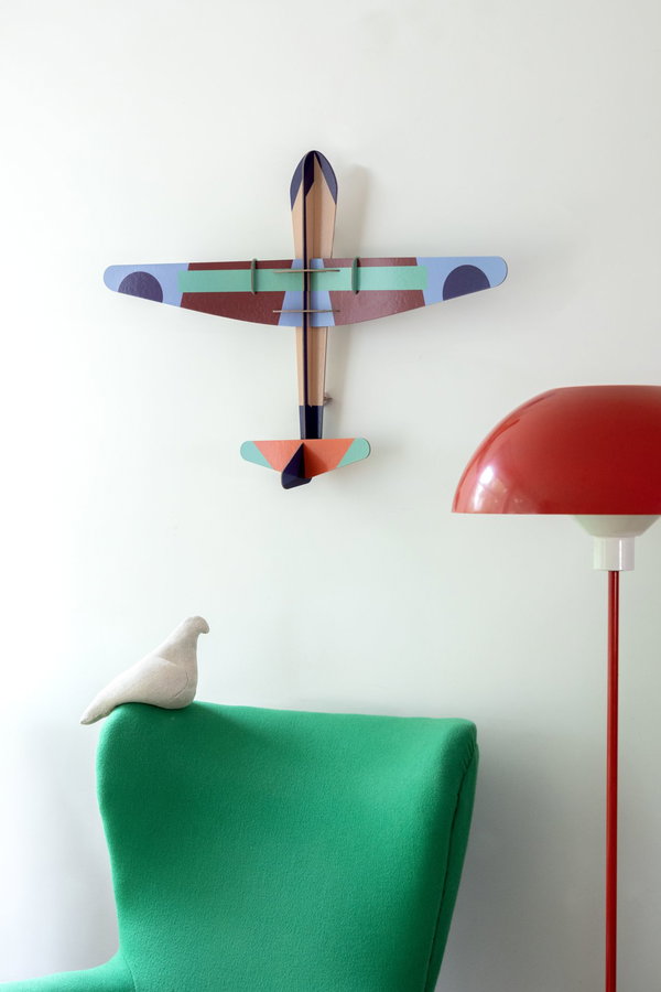 Wanddeko Papier 'Leuchtendes Papierflugzeug'