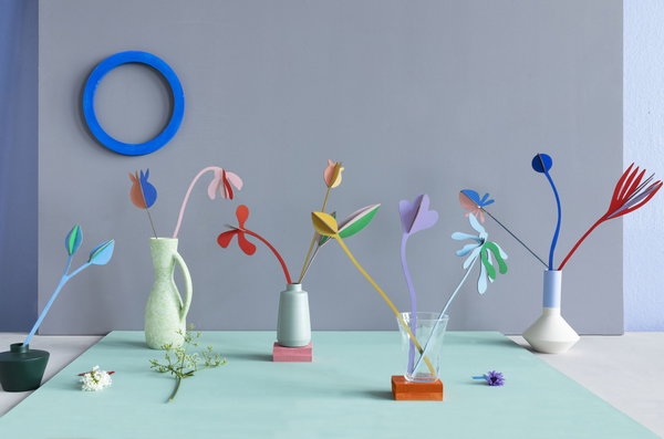 Papierskulptur 'Verspielte Papierstiele'
