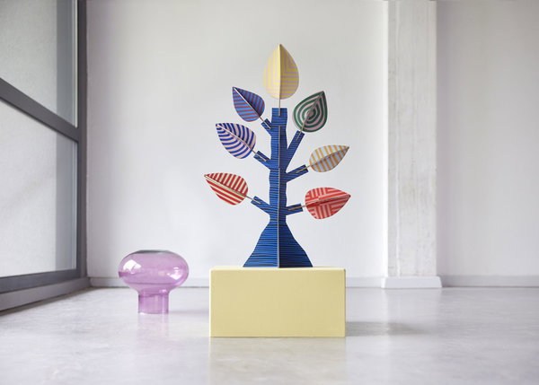 Papierskulptur 'Gestreifter Baum'