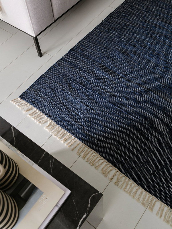 Design Teppich aus recyceltem Material Tom Blau