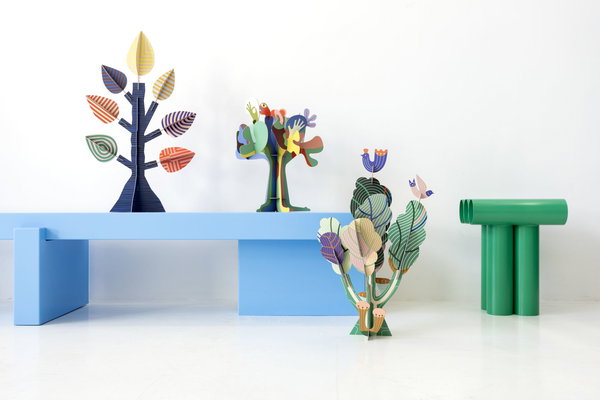 Papierskulptur 'Gestreifter Baum'