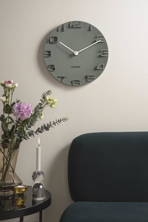 Zeitlose Wanddekoration und praktische Uhr in einem